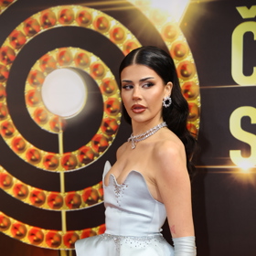 Domi Alagia vynesla zajímavě střiženou róbu.