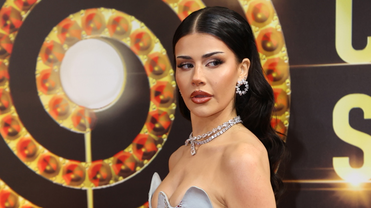 Domi Alagia vynesla zajímavě střiženou róbu.