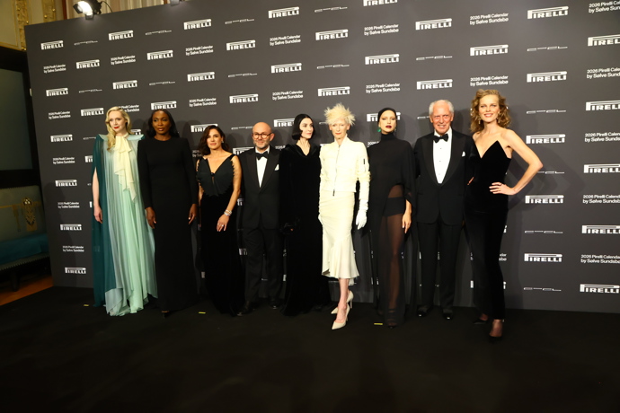Eva Herzigová, Irina Shayk, Gwendoline Christie, Tilda Swinton, Isabella Rossellini a Venus Williams. Všechny jmenované dámy nafotily nový kalendář Pirelli a nemohly chybět u jeho představení.