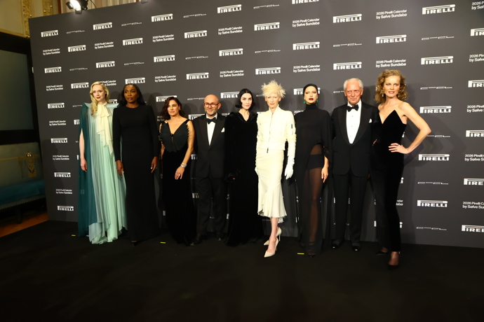 Představení nového kalendáře Pirelli bylo plné slavných krásek.