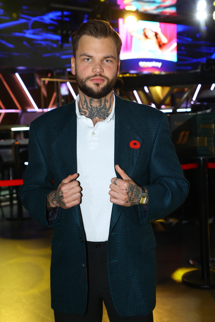 Shelby přišel do vily jako bombshell. 