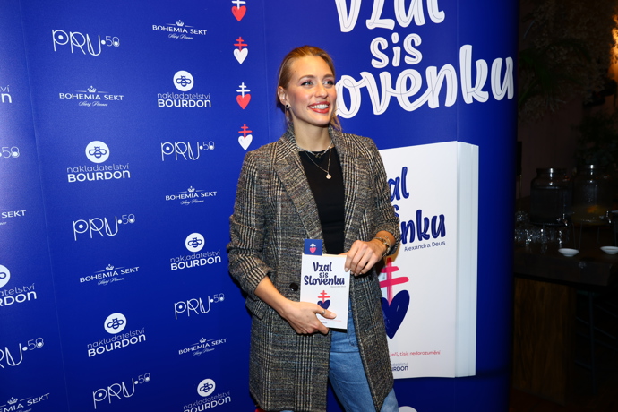 Sára Milfajtová je krásná žena.