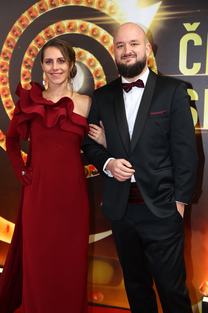 Písničkář Pokáč s partnerkou.