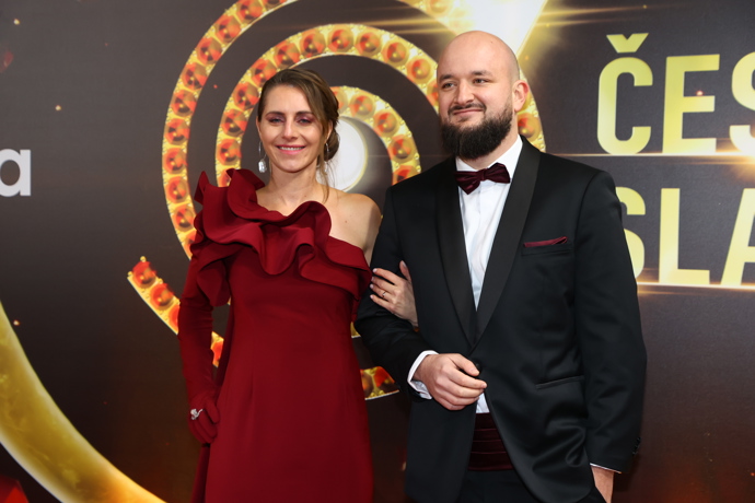 Pokáč celý září.