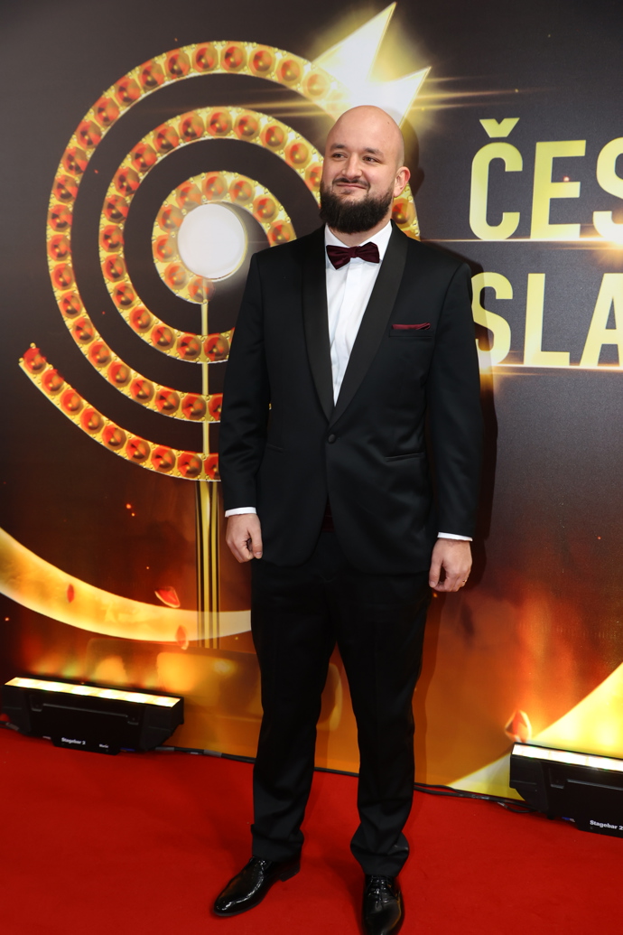 Oslnivá Burešová s Forejtem, vysmátá Bezděková se Sebastianem či Kerndlová s manželem. Zamilované páry na Slavíkovi 