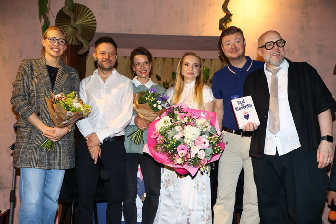 Sára Milfajtová zazpívala na křtu knížky Vzal sis Slovenku. 