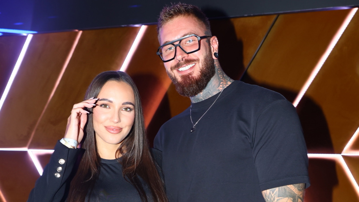 Adri a Honza plánují cestovat.