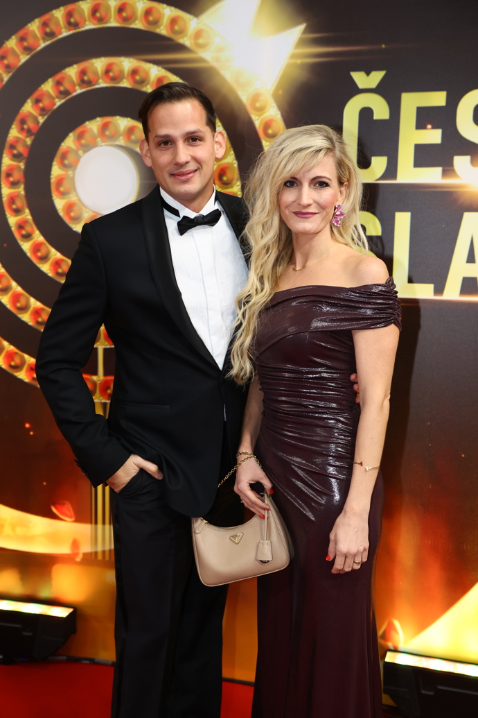 Moderátor Martin Čermák s partnerkou.