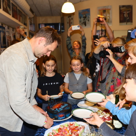 Po repríze se slavilo v zákulisí.