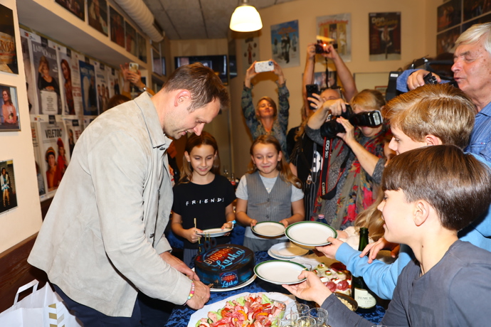 Po repríze se slavilo v zákulisí.