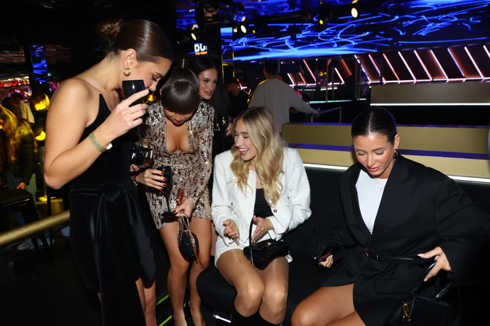 Lenka Holubová měla také pěkně hluboký dekolt. 