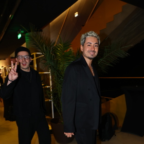 Mirai míří do sálu.