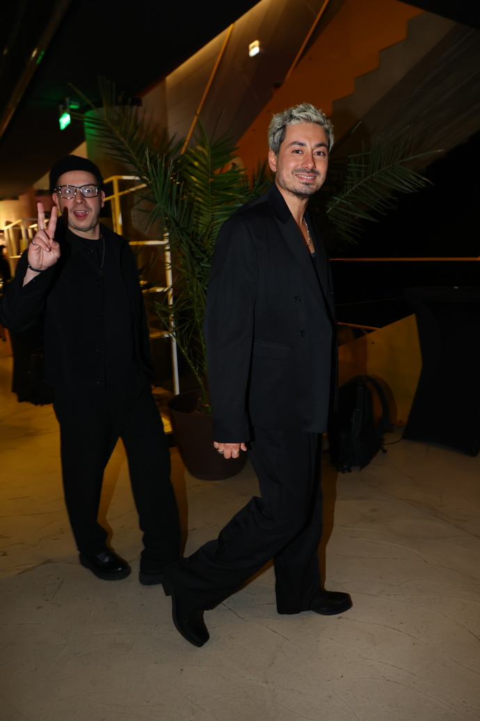 Mirai míří do sálu.