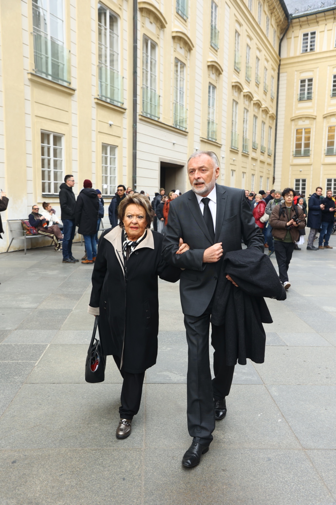 Na Pražský hrad již dorazila i herečka Jiřina Bohdalová.