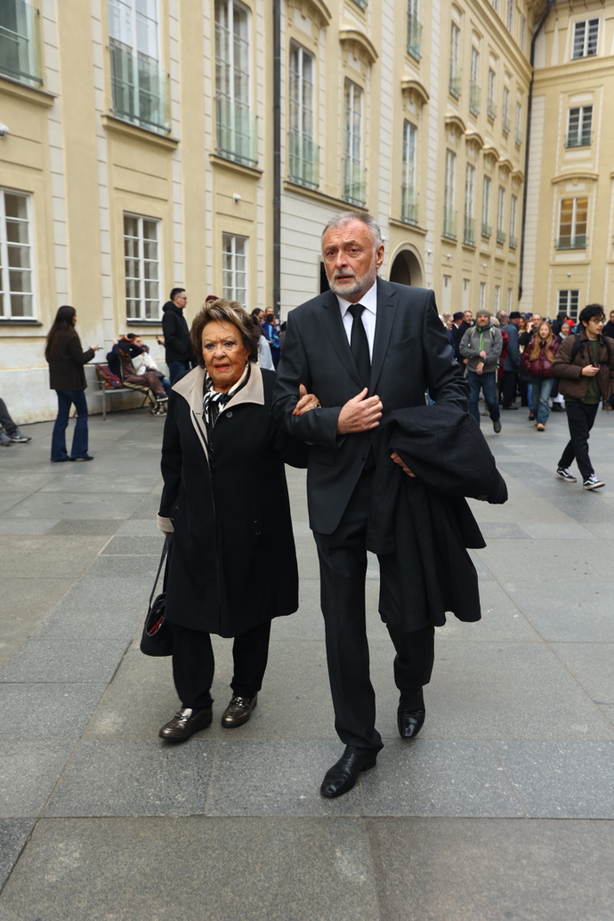 Na Pražský hrad již dorazila i herečka Jiřina Bohdalová.