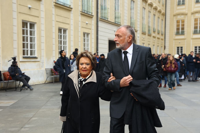 Na Pražský hrad již dorazila i herečka Jiřina Bohdalová.