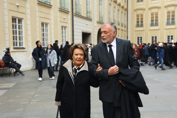 Na Pražský hrad již dorazila i herečka Jiřina Bohdalová.