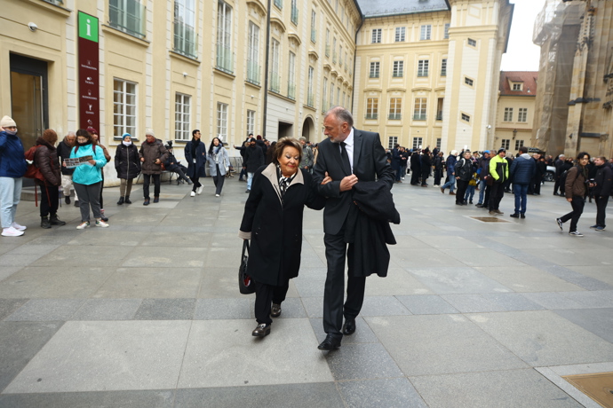 Na Pražský hrad již dorazila i herečka Jiřina Bohdalová.