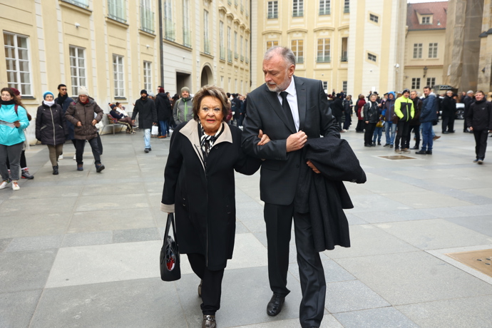 Na Pražský hrad již dorazila herečka Jiřina Bohdalová.