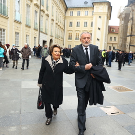 Na Pražský hrad již dorazila i herečka Jiřina Bohdalová.