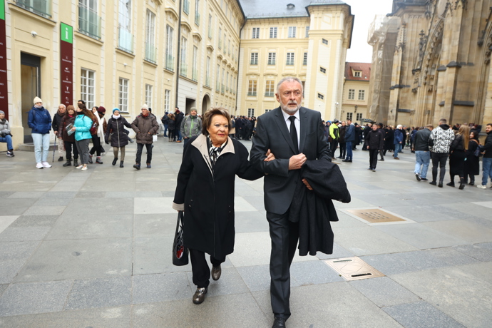 Na Pražský hrad již dorazila i herečka Jiřina Bohdalová.