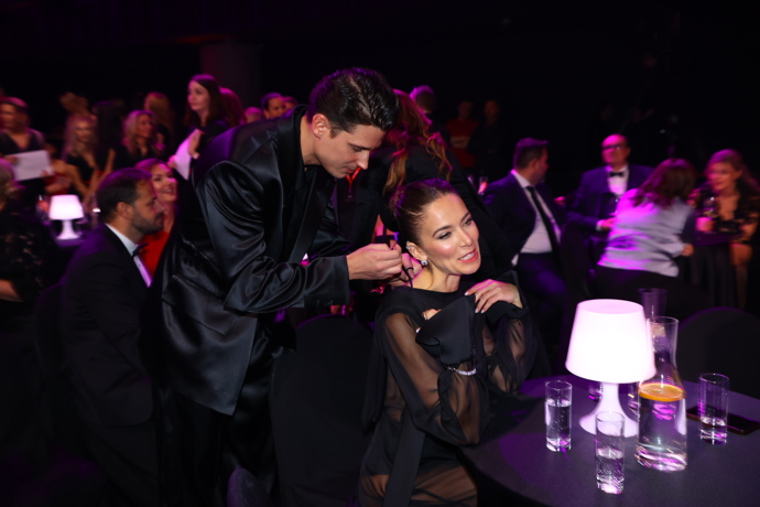 Sebastian ještě nedávno své partnerce Andree asistoval.