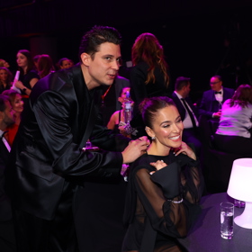 Sebastian pomáhal Andree se šaty.