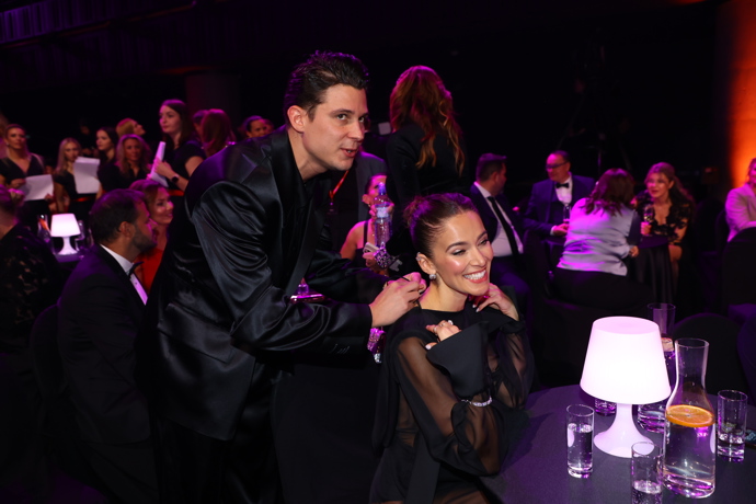 Sebastian pomáhal Andree se šaty.