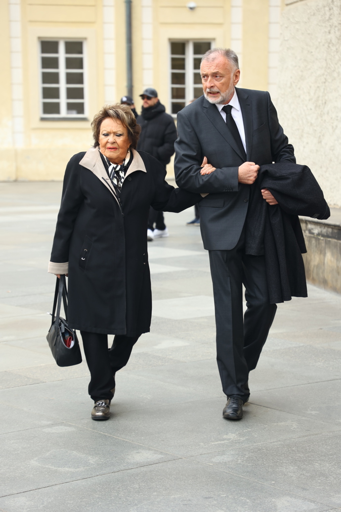 Herečka Jiřina Bohdalová dorazila na poslední rozloučení s Dominikem Dukou.