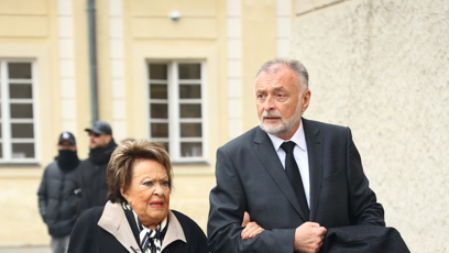 FOTO: Herečka Jiřina Bohdalová dorazila na poslední rozloučení s Dominikem Dukou.