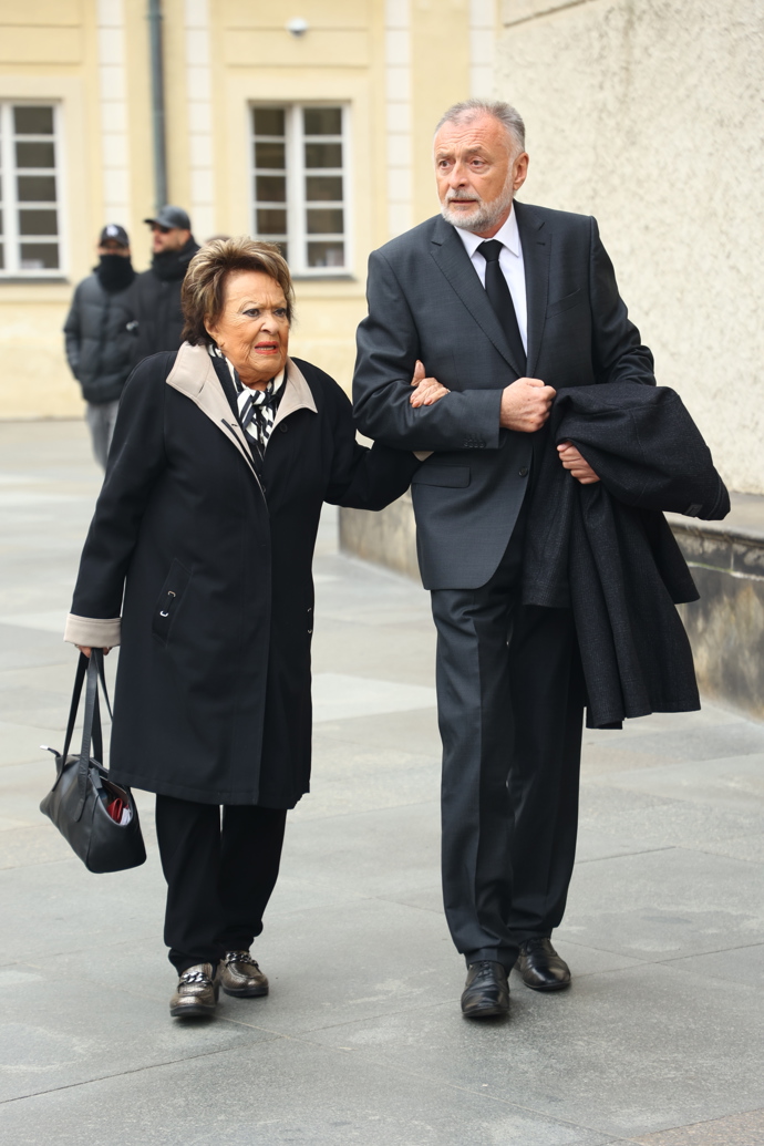 Herečka Jiřina Bohdalová dorazila na poslední rozloučení s Dominikem Dukou.