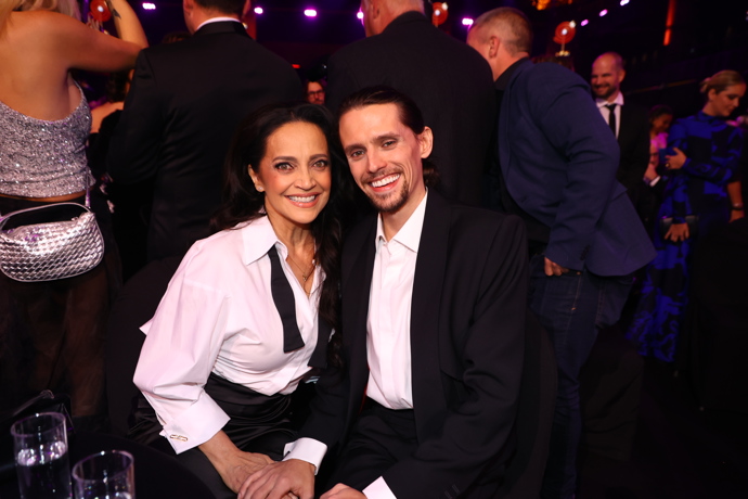 Zpěvačka Lucie Bílá dorazila v doprovodu svého syna Filipa. Sladili se barvami i širokými úsměvy.