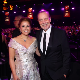 Společnost mu dělala kolegyně Kateřina Kněžíková, manželka operního pěvce Adama Plachetky a jedna ze SuperWoman podle magazínu Lifee.cz.