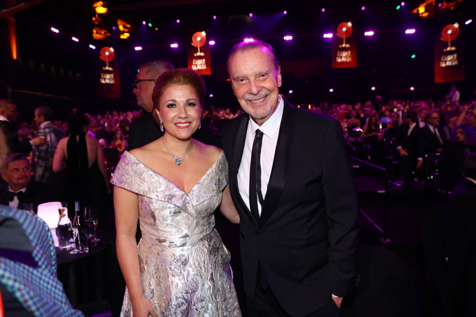 Společnost mu dělala kolegyně Kateřina Kněžíková, manželka operního pěvce Adama Plachetky a jedna ze SuperWoman podle magazínu Lifee.cz.