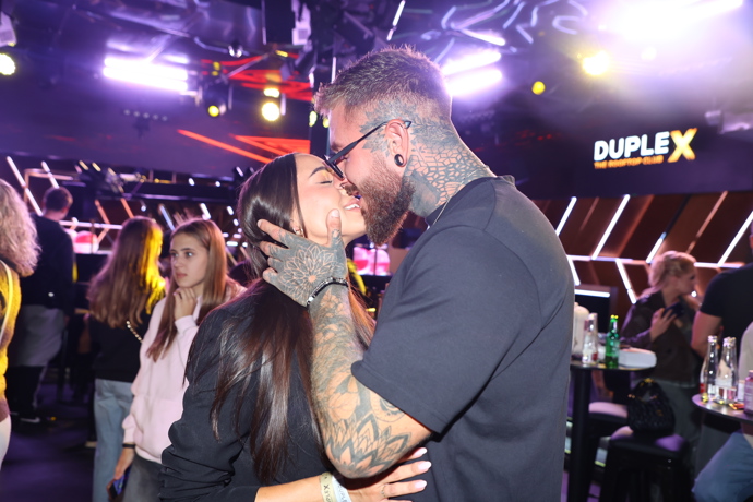 Adriana Krištofová a Jan Pešek při polibku. 