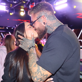 Jan Pešek políbil svou vyvolenou.