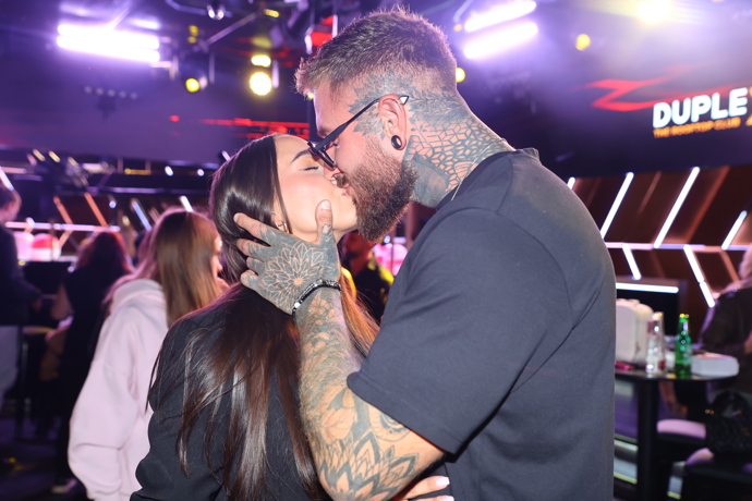 Jan Pešek políbil svou vyvolenou.