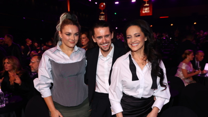 FOTO: Trojice si večer užívá plnými doušky.