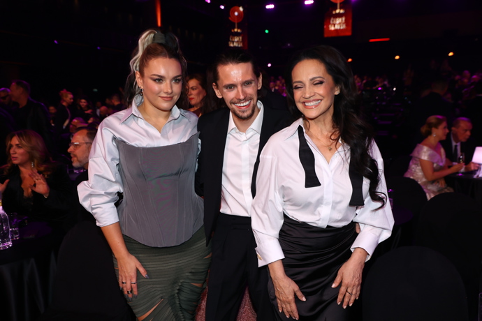 Trojice si večer užívá plnými doušky.