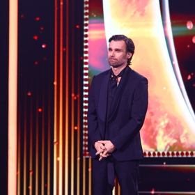 Místo davů fanoušků tak dnes dává přednost klidnému poslechu v soukromí.