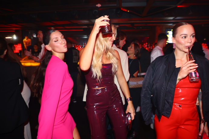 Zorka Hejdová si mejdan užívala plnými doušky. 