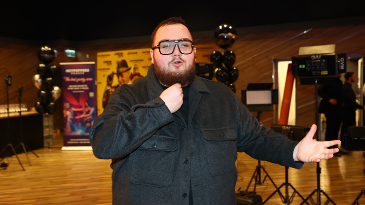 YouTuber FattyPillow na premiéře filmu Bez trenek.