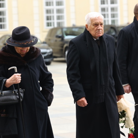 Na Pražský hrad dorazil v doprovodu své choti Livie i bývalý prezident Václav Klaus.