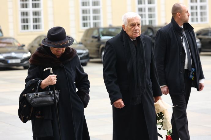 Na Pražský hrad dorazil v doprovodu své choti Livie i bývalý prezident Václav Klaus.