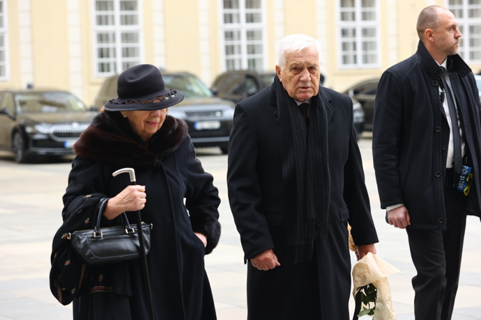 Na Pražský hrad dorazil v doprovodu své choti Livie i bývalý prezident Václav Klaus.