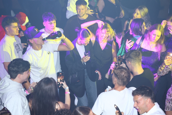 Daniel Štefan pil z flašky. 