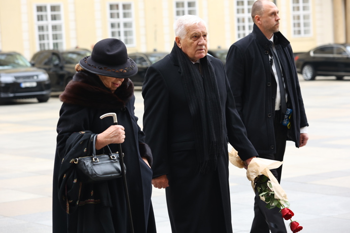 Na Pražský hrad dorazil v doprovodu své choti Livie i bývalý prezident Václav Klaus.