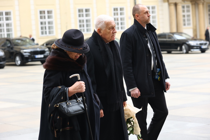 Na Pražský hrad dorazil v doprovodu své choti Livie i bývalý prezident Václav Klaus.