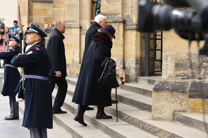 Na Pražský hrad dorazil v doprovodu své choti Livie i bývalý prezident Václav Klaus.