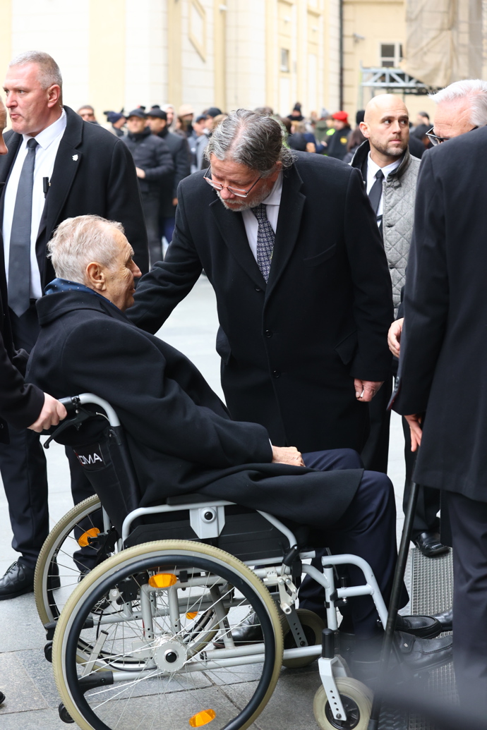 Europoslanec Alexandr Vondra se zdraví s Milošem Zemanem. 